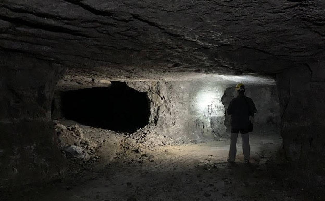 En el interior de la minas se obtenían rocas de las que extraer el asfalto. 