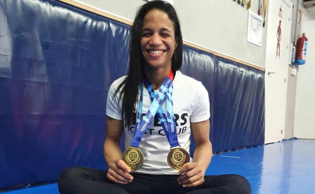 La luchadora Naiomi Matthews con las dos medallas de oro logradas en el Nacional. 