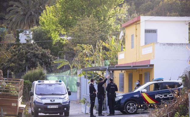 La Policía Nacional custodia el lugar del crimen, en Motril (Granada).