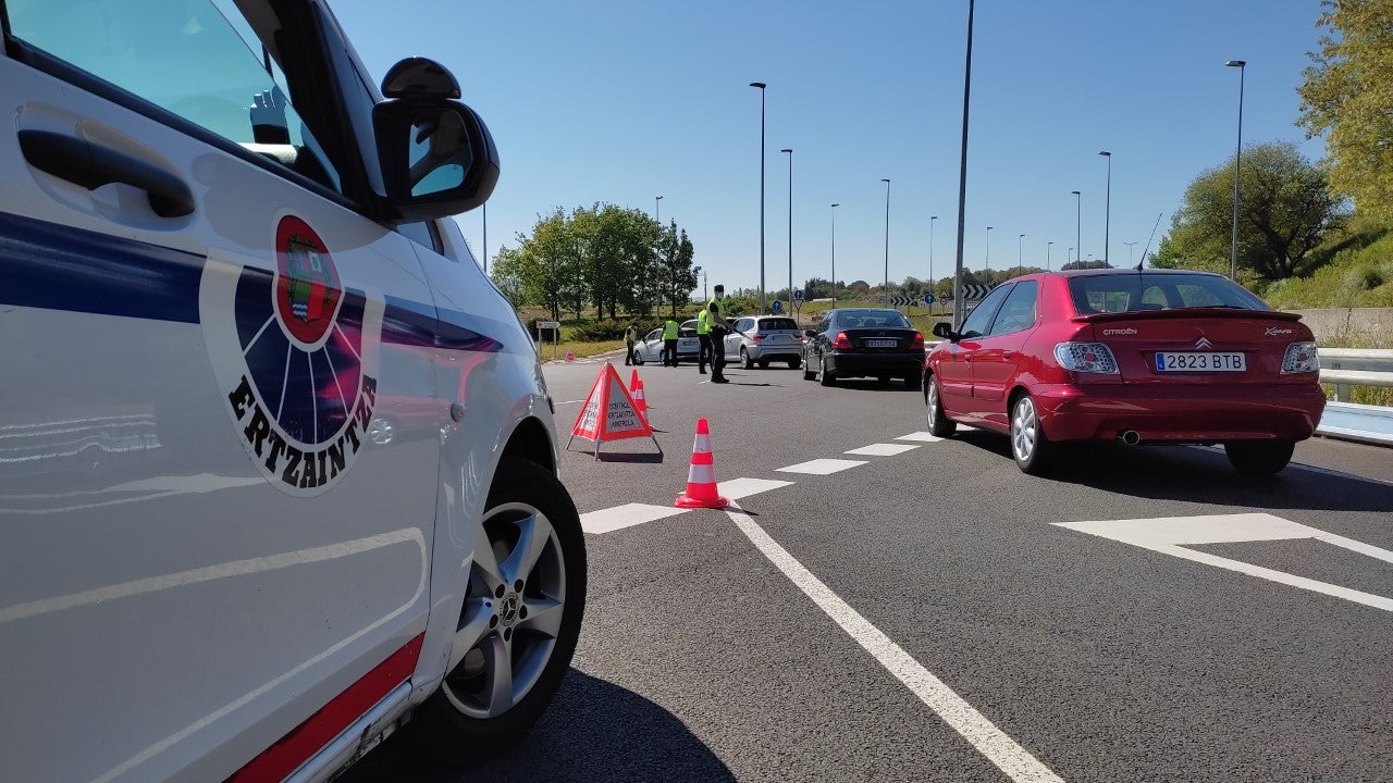 Fotos: Fuerte dispositivo de seguridad para despedir al Athletic en Lezama y Loiu