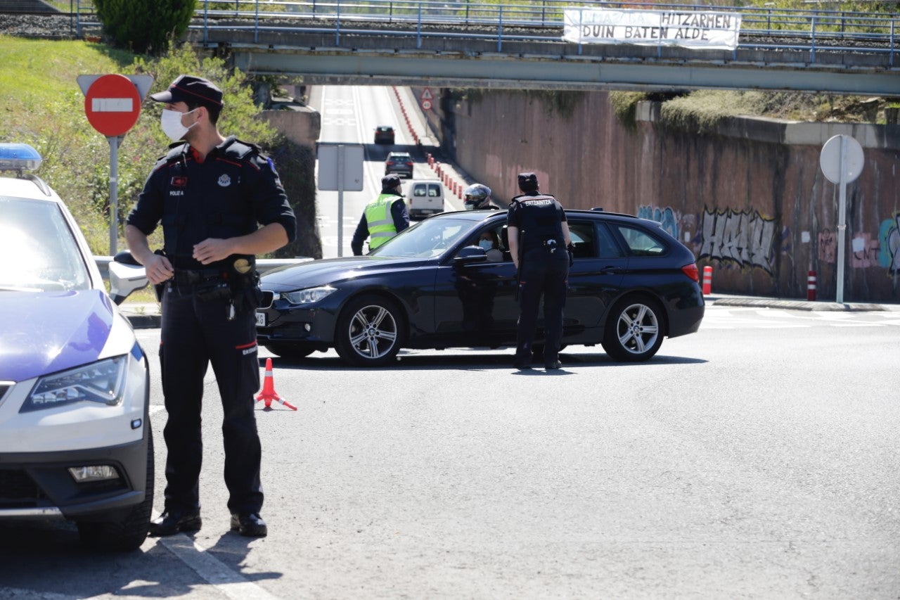 Fotos: Fuerte dispositivo de seguridad para despedir al Athletic en Lezama y Loiu