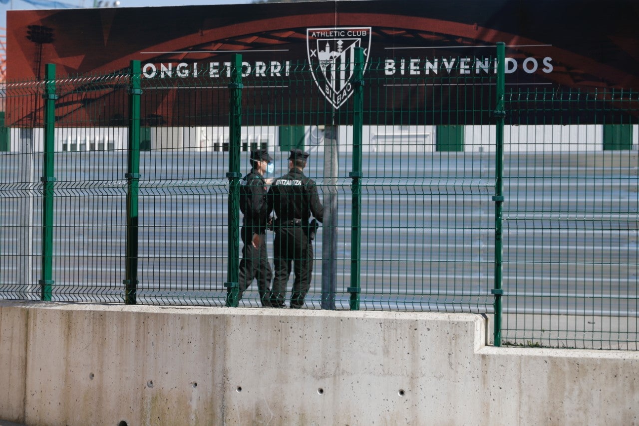 Fotos: Fuerte dispositivo de seguridad para despedir al Athletic en Lezama y Loiu