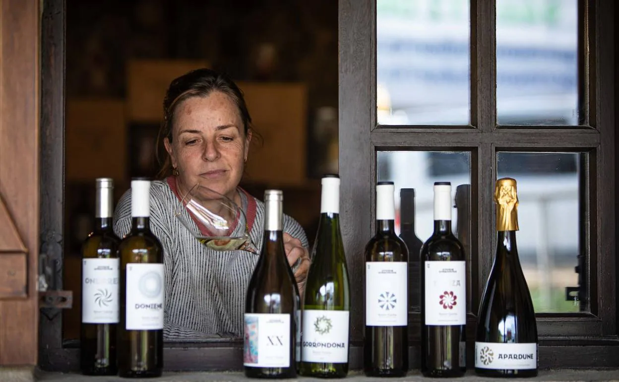 Itziar Insausti, enóloga de Doniene Gorrondona (Bakio), examina uno de sus vinos en la bodega de Bakio. 