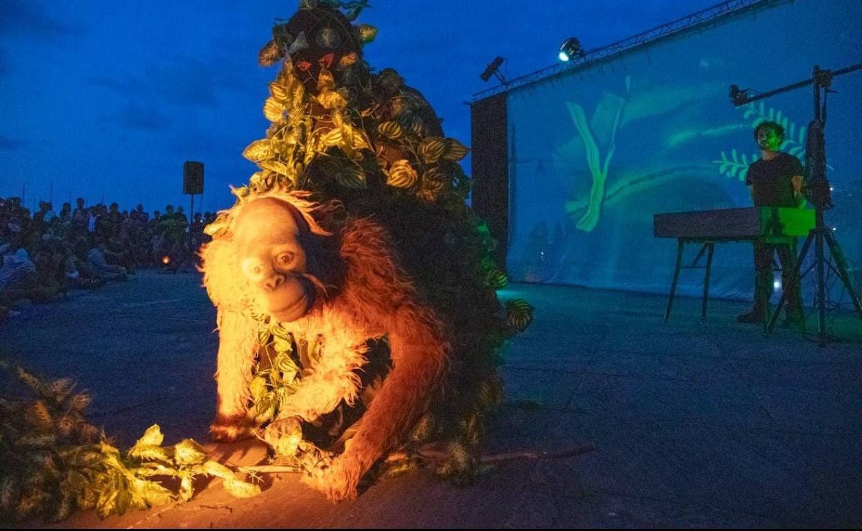 Espectáculo ofrecido en el festival de teatro de calle de Lekeitio en 2019.