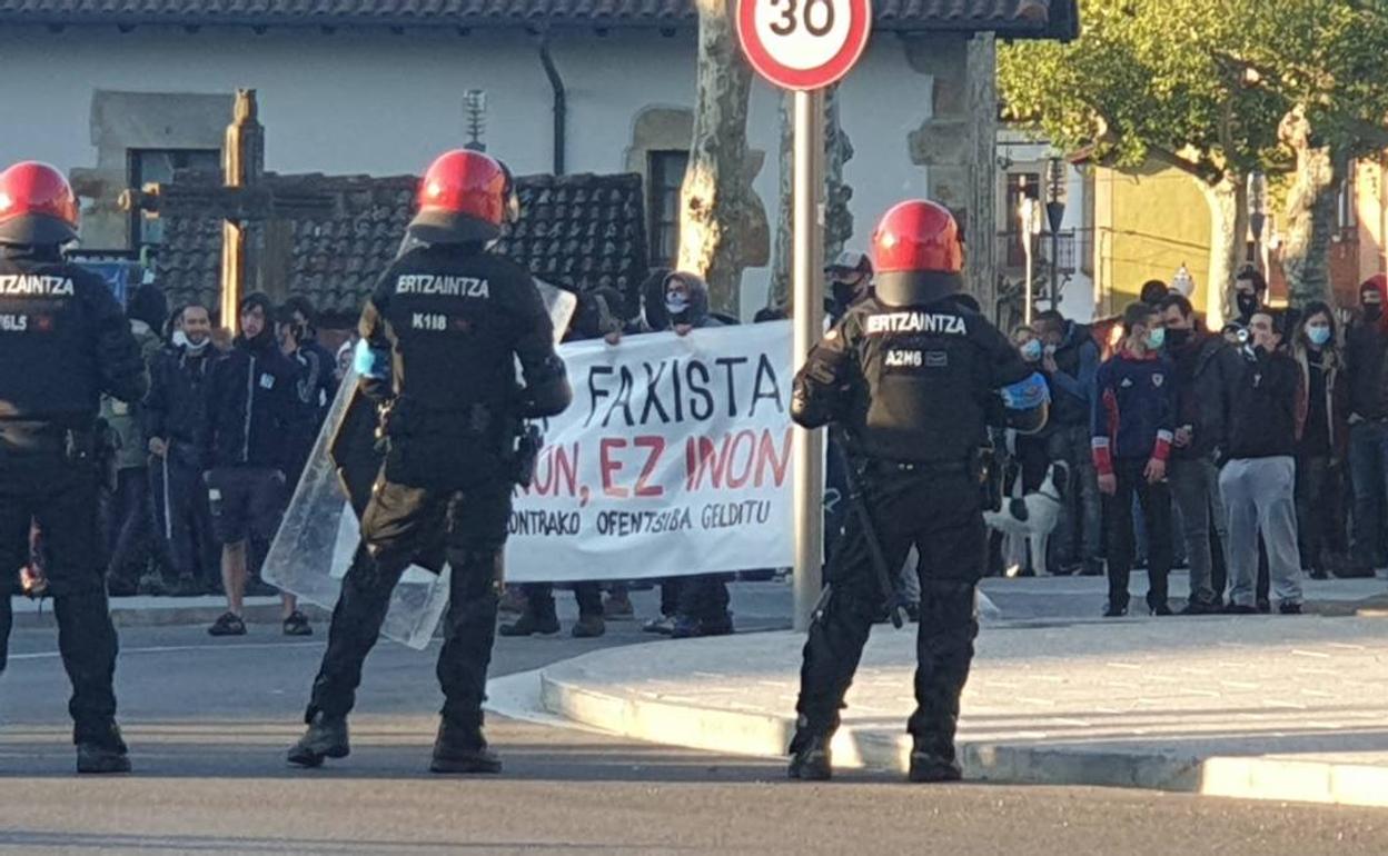 Manifestación contra el desalojo de una vivienda ocupada en el barrio Zelaieta de Abadiño. 