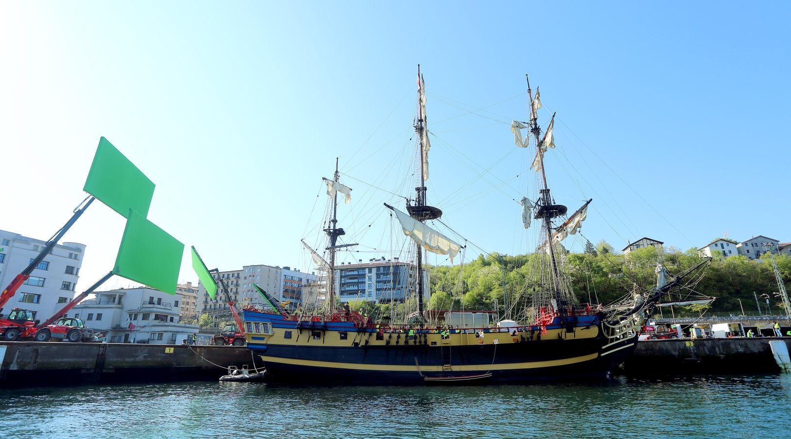 Fotos: Amenábar libra una batalla naval en Pasaia