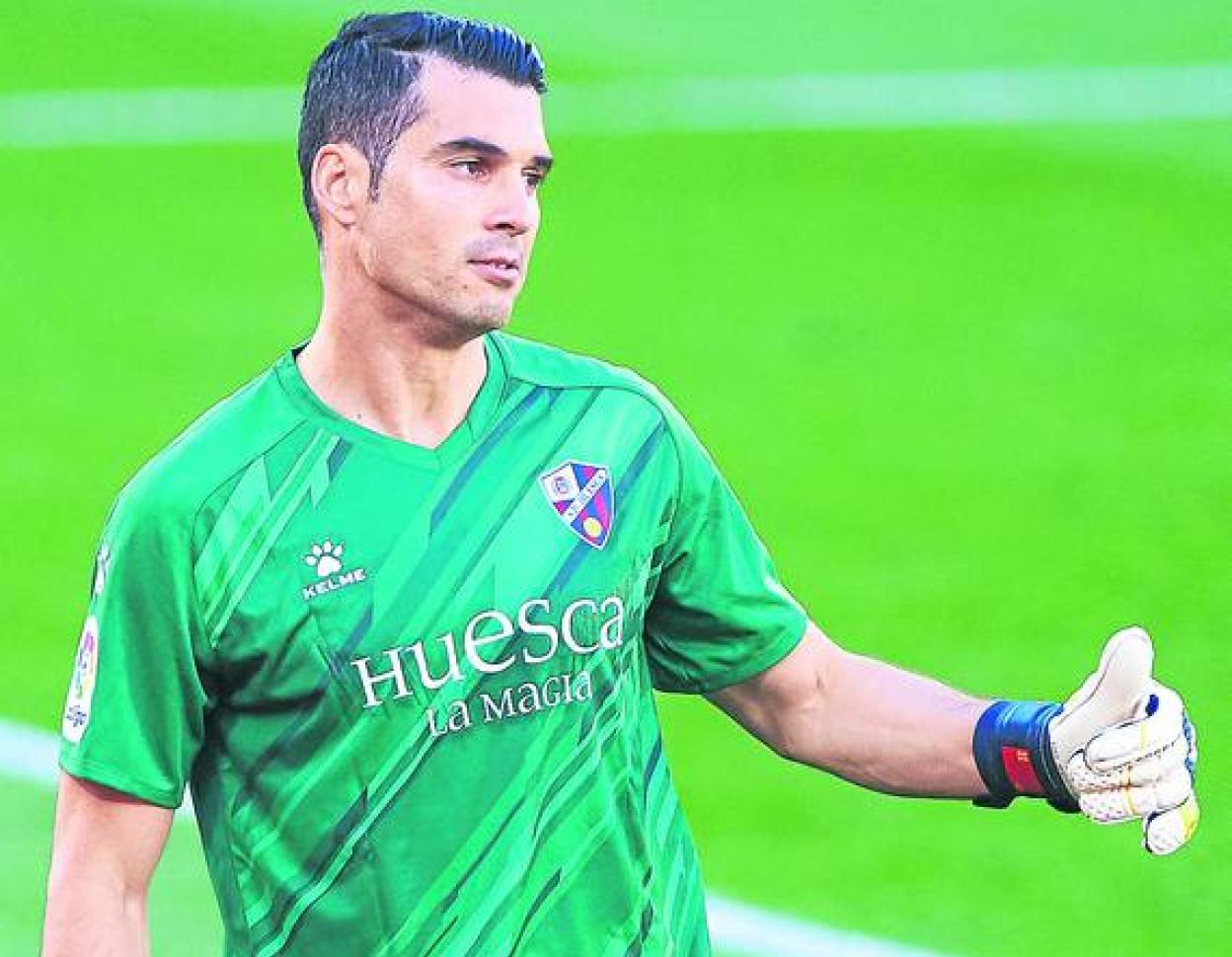 Andrés Fernández hace un gesto de aprobación en el duelo ante el Villarreal. 