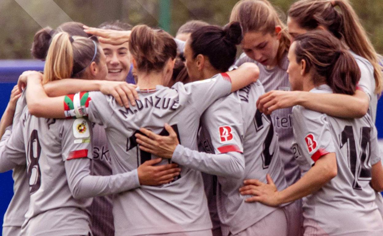 Las jugadoras del Athletic celebran uno de los goles. 