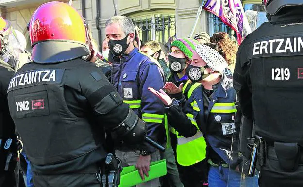 Enfrentamientos con la Ertzaintza durante la protesta de trabajadores de Tubacex ayer en el Parlamento vasco. 