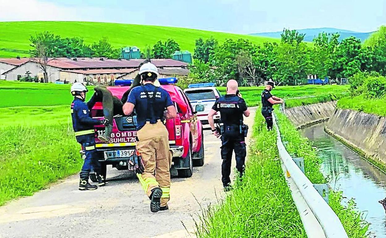 Bomberos y agentes de la Ertzaintza en uno de los últimos dispositivos para el rescate de un corzo caído en el canal del río Alegría, junto a Argómaniz. 