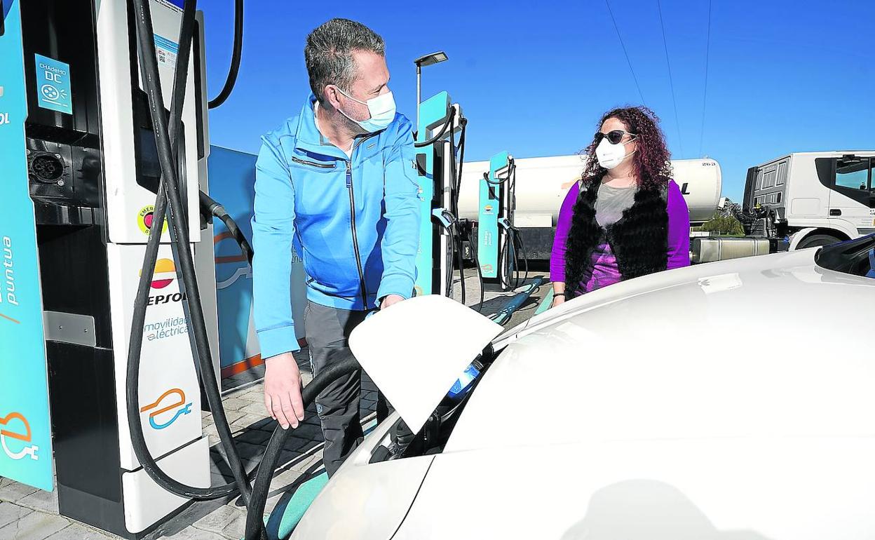 Un vehículo eléctrico 'reposta' en la estación de servicio de Repsol de la N-1 a su paso por Lopidana, en Vitoria, con conectores de carga ultrarrápida.