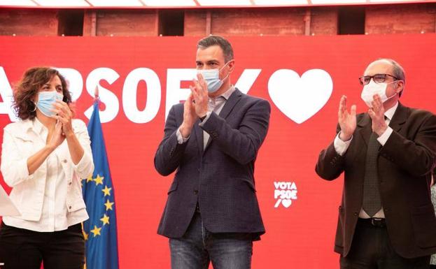 Pedro Sánchez junto a Ángel Gabilondo e Irene Lozano en un acto de campaña en Madrid.