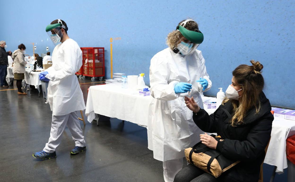 Última hora del coronavirus en el País Vasco: La cuarta ola se acerca al pico tras subir los contagios solo un 4% en una semana