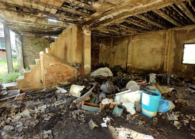 Imagen secundaria 1 - Pabellones okupas en el barrio de Zikuñaga de Hernani, donde se produjo la paliza.. Interior de una de las estancias del caserío en el que se halló al herido. Adhesivos de un desfibrilador. 