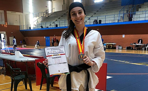 La luchadora bilbaína con su medalla de plata en la cita nacional. 