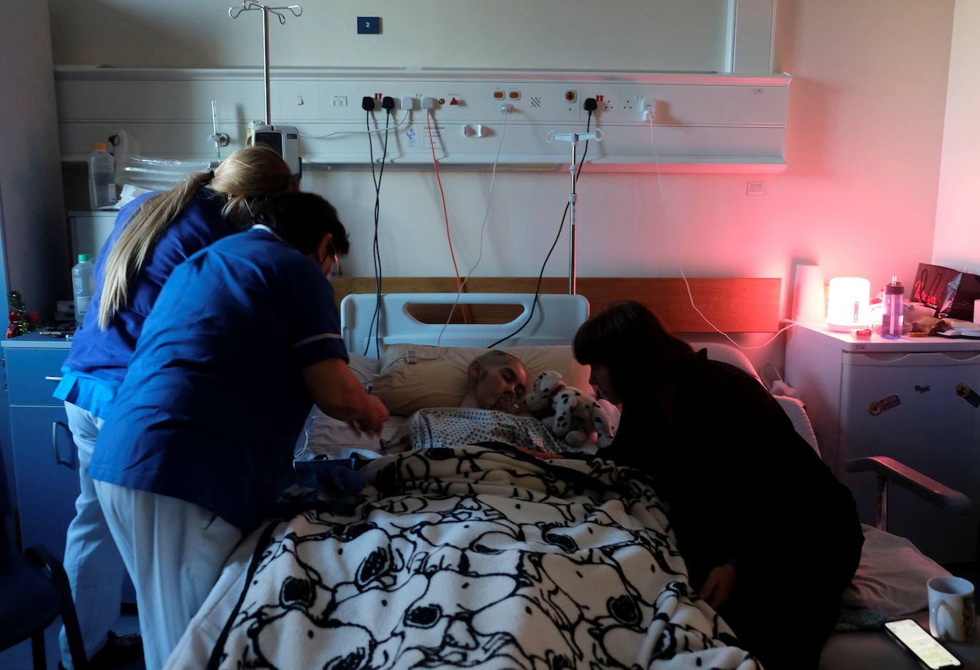 Las enfermeras Naomi Balzan y Nanette Azzopardi administran analgésicos y sedantes a Rebecca poco antes de fallecer en su habitación de hospital.