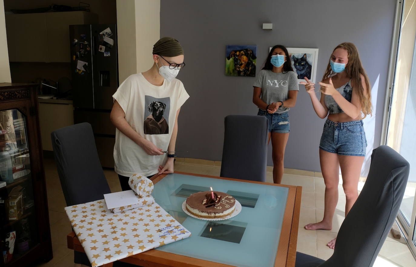 Rebecca celebra su cumpleaños con sus amigas Luisa Zammit y Elea Broger, después de casi cinco meses de encierro por el brote del coronavirus.