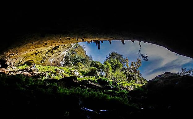Boca de la cueva de Baltzola.