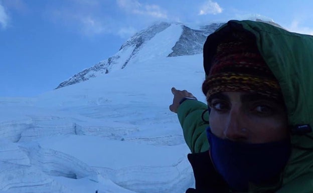 El alpinista vizcaíno señala su objetivo desde el campo 1. 