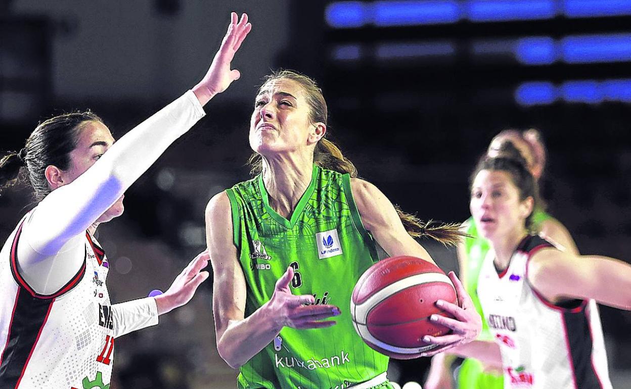 Tamara Abalde busca la entrada a canasta en un partido ante el Ensino Lugo. 