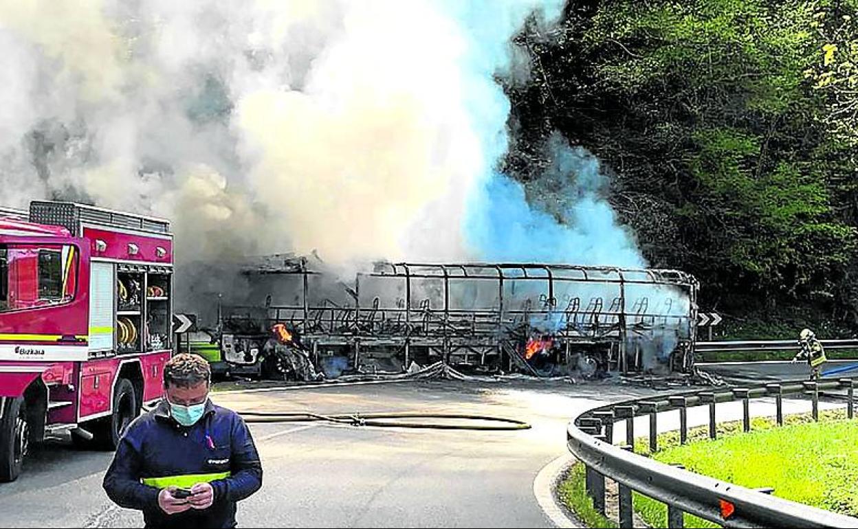 La Diputación insta a revisar las flotas de Bizkaibus tras el incendio de dos vehículos