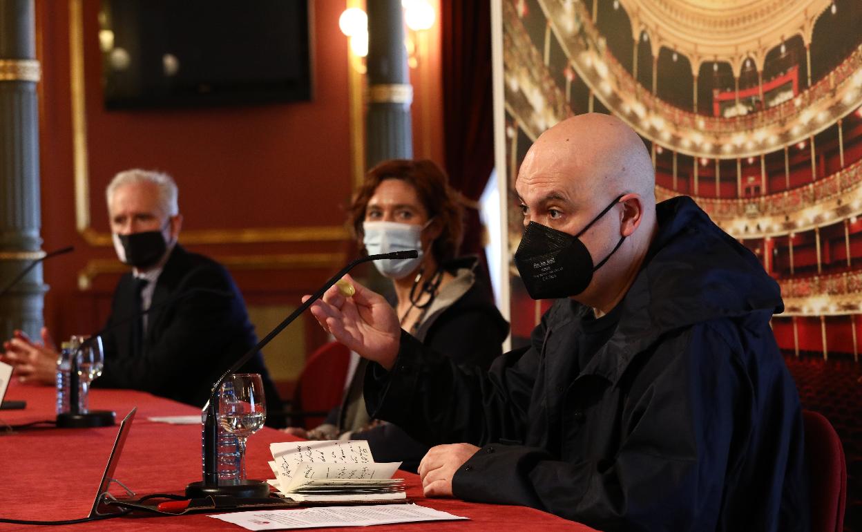 Calixto Bieito en primer plano, con Amaia Arregi, alcaldesa en funciones, y Juan Ignacio Vidarte, director general del Guggenheim. 