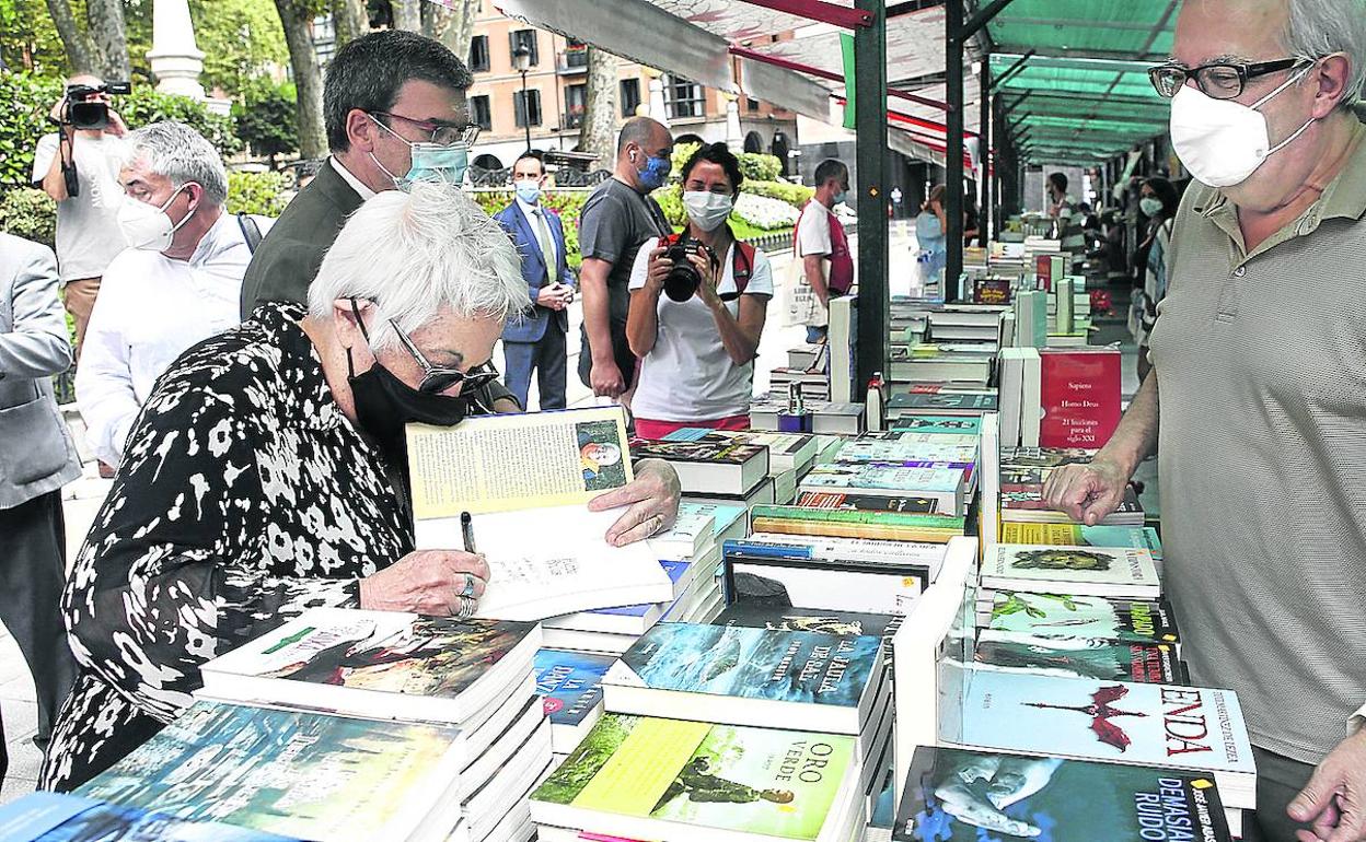 Toti Martínez de Lezea firma ejemplares en la Feria del Libro de Bilbao celebrada el pasado mes de julio. 