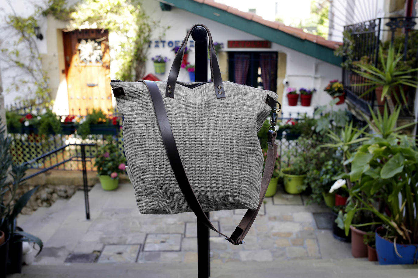 Fotos: De elaborar fundas para tablas de surf en el Puerto Viejo de Getxo a fundar su firma de bolsos artesanos
