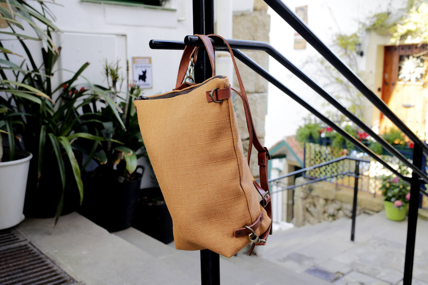 Fotos: De elaborar fundas para tablas de surf en el Puerto Viejo de Getxo a fundar su firma de bolsos artesanos