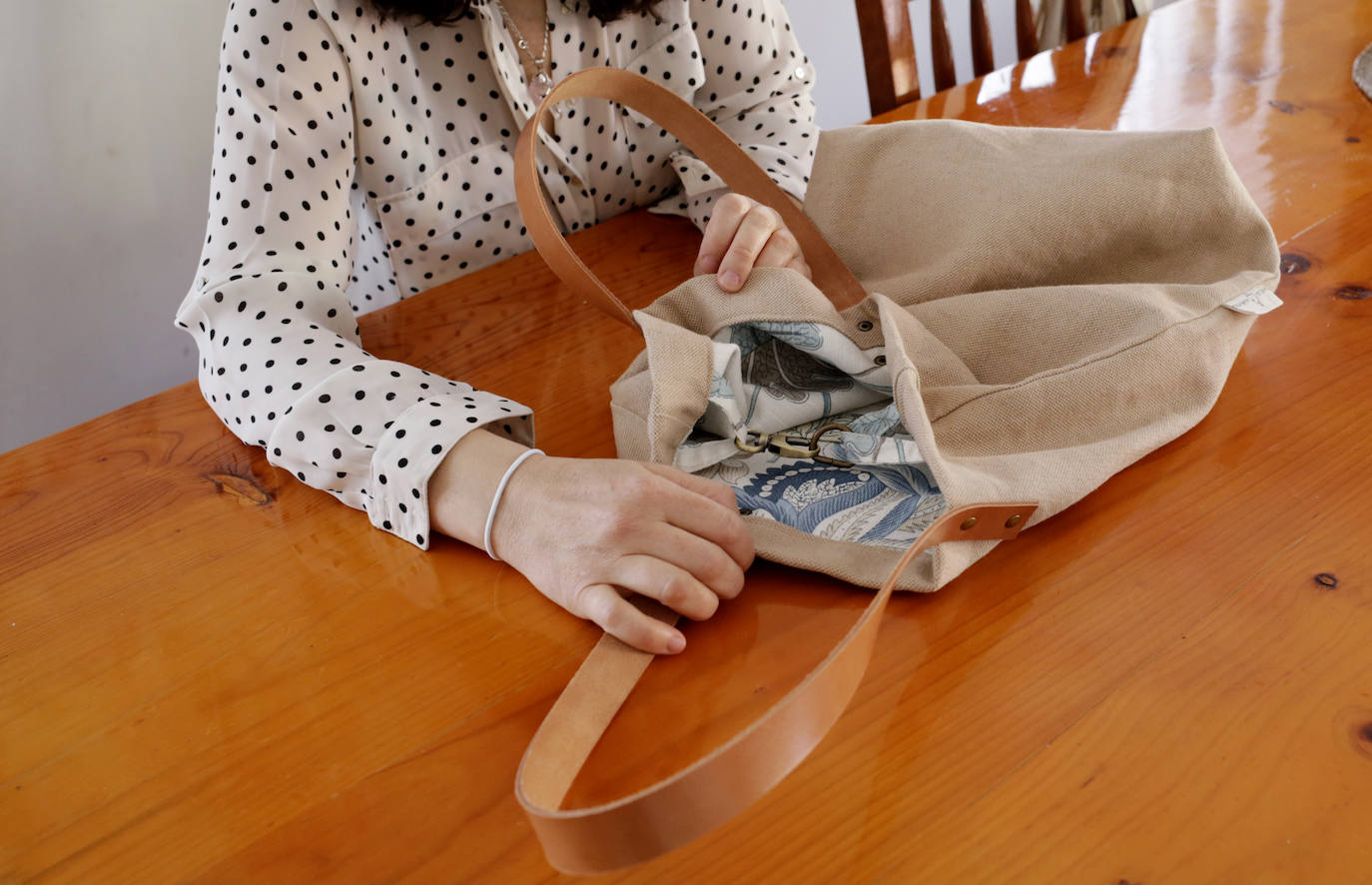 Fotos: De elaborar fundas para tablas de surf en el Puerto Viejo de Getxo a fundar su firma de bolsos artesanos