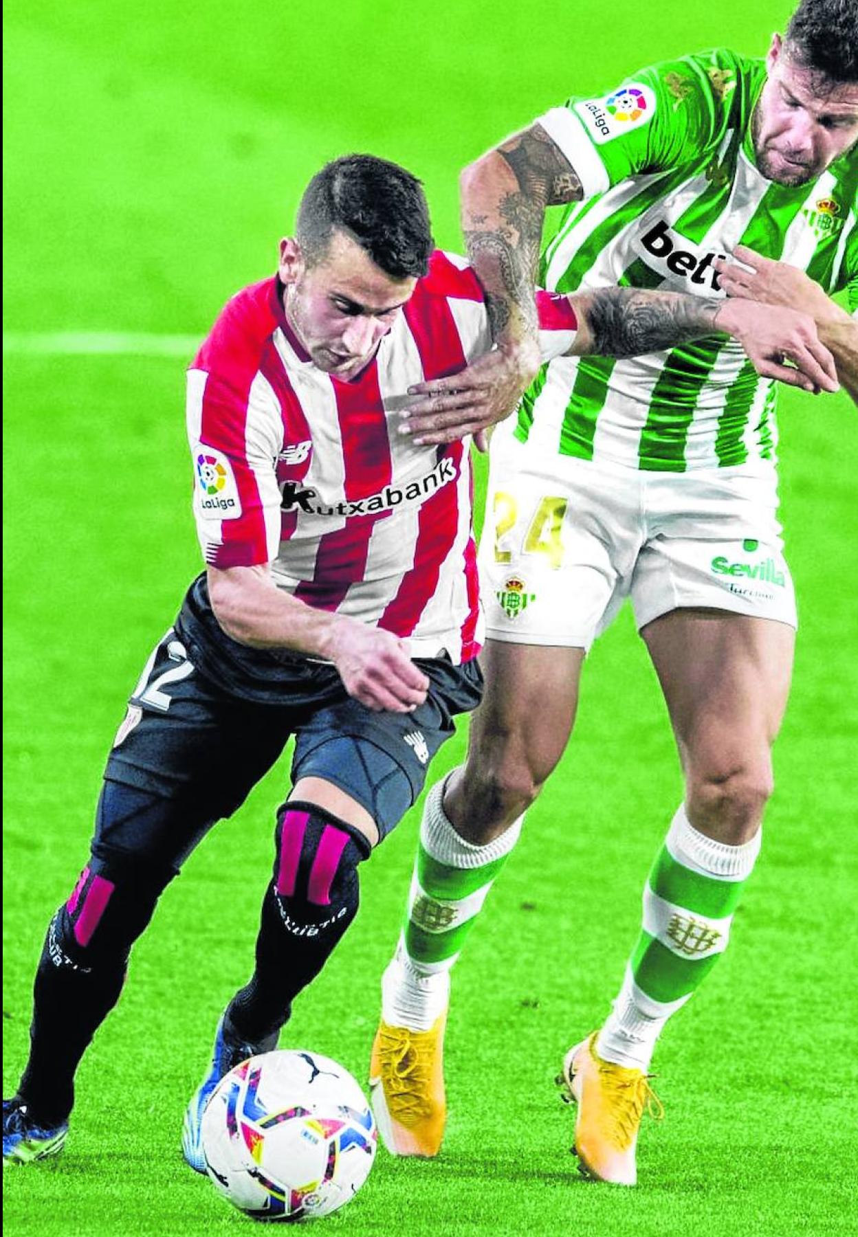 Berenguer se va de un rival en el partido frente al Betis. 