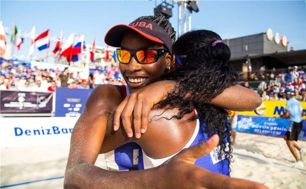 Leila Martínez y Maylen Deliz se abrazan tras ganar un partido.