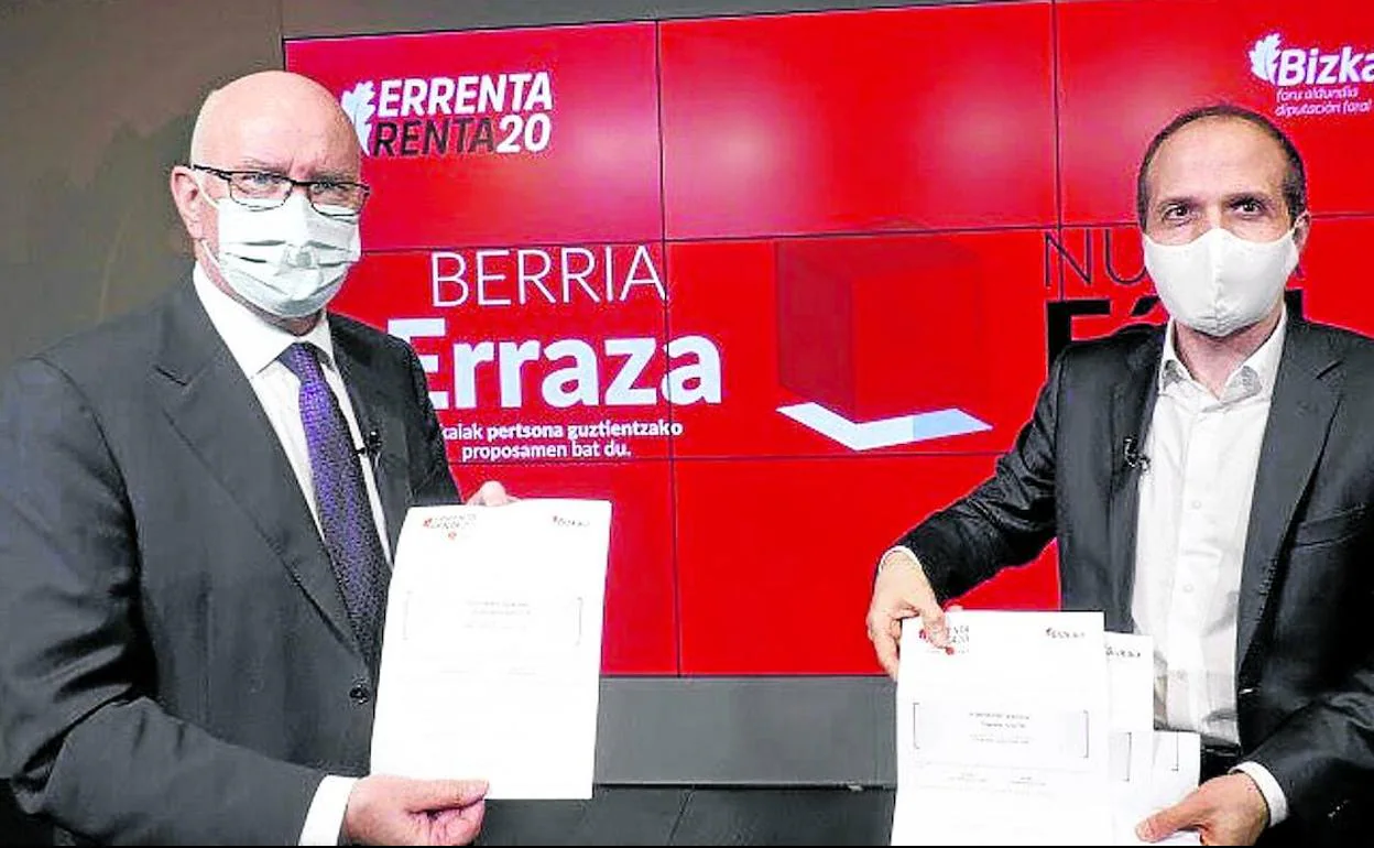El diputado de Hacienda, José María Iruarrizaga, y su director Iñaki Alonso, durante la presentación de la campaña de renta. 