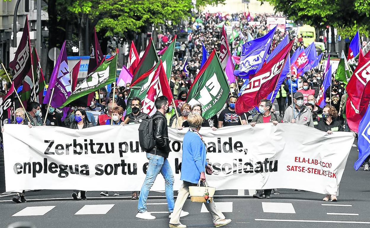 Cabeza de la manifestación que recorrió el centro de Bilbao a mediodía de ayer. 