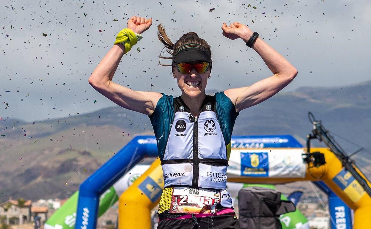 Virginia Pérez celebrando su triunfo en la Transgrancanaria. 