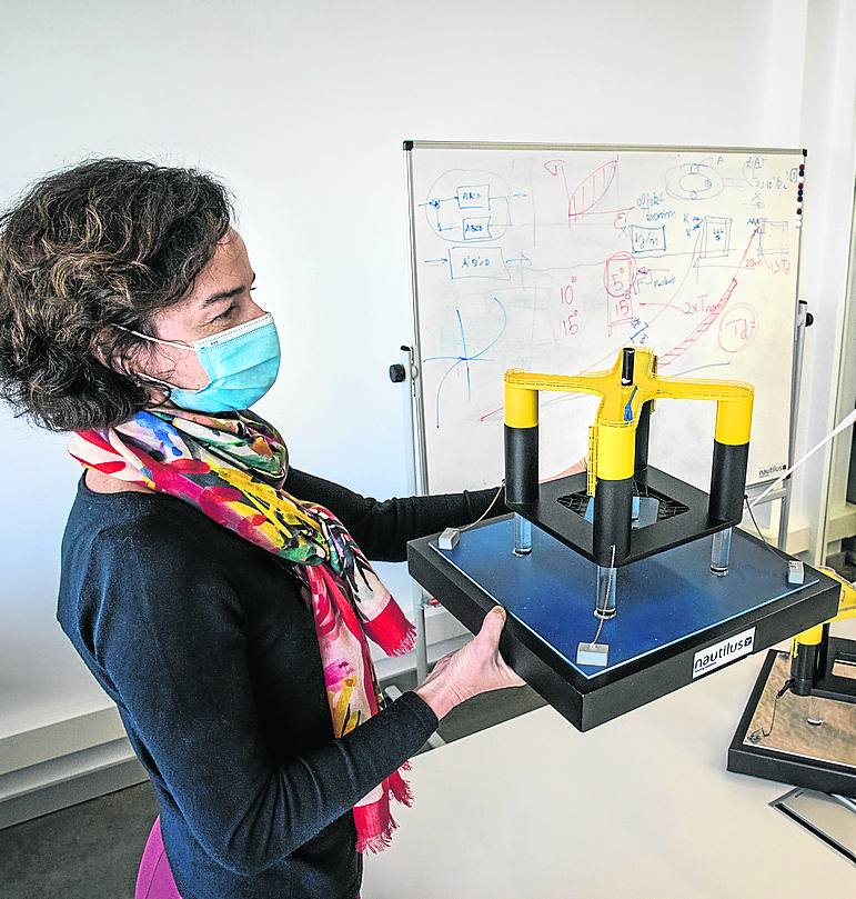 Una trabajadora de la empresa muestra una maqueta del proyecto.