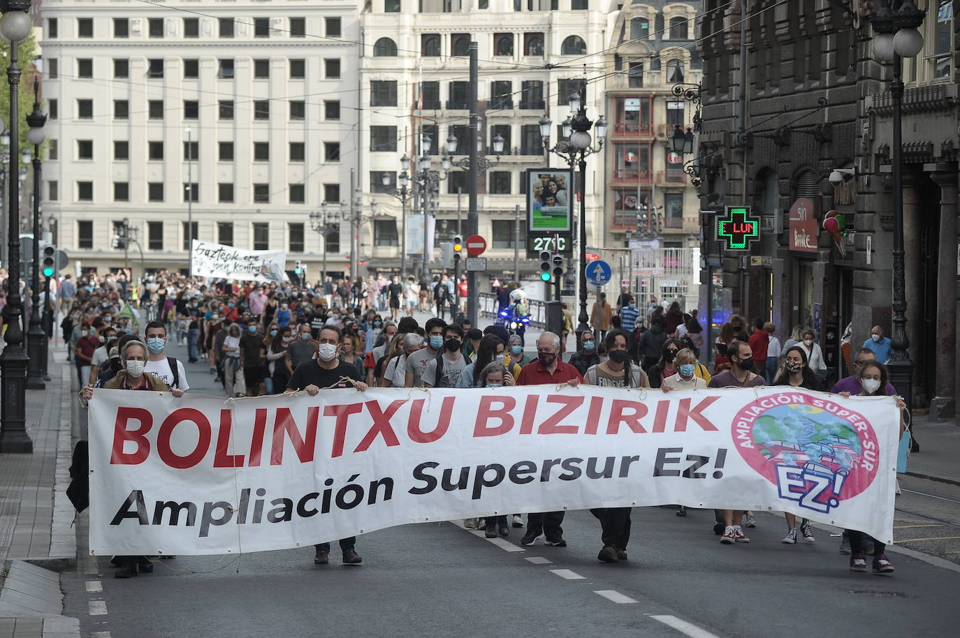 La cabeza de la manifestación, a su paso por la calle Navarra. 