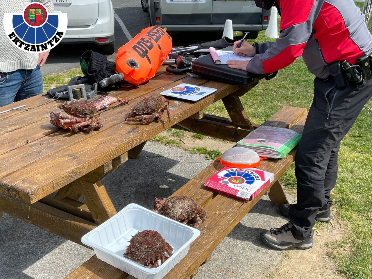 Fotos: La Ertzaintza abre diligencias contra tres buceadores por pesca ilegal en la costa de Armintza