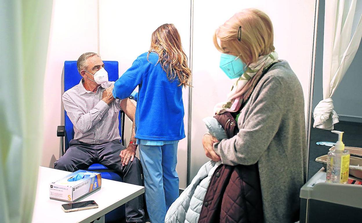 Un hombre recibe la vacuna contra el coronavirus en el gran punto de vacunación instalado en el BEC de Barakaldo. 