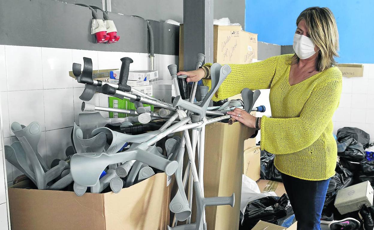 A Mertxe le han cedido un local en Sarriko para guardar lo que reciben.