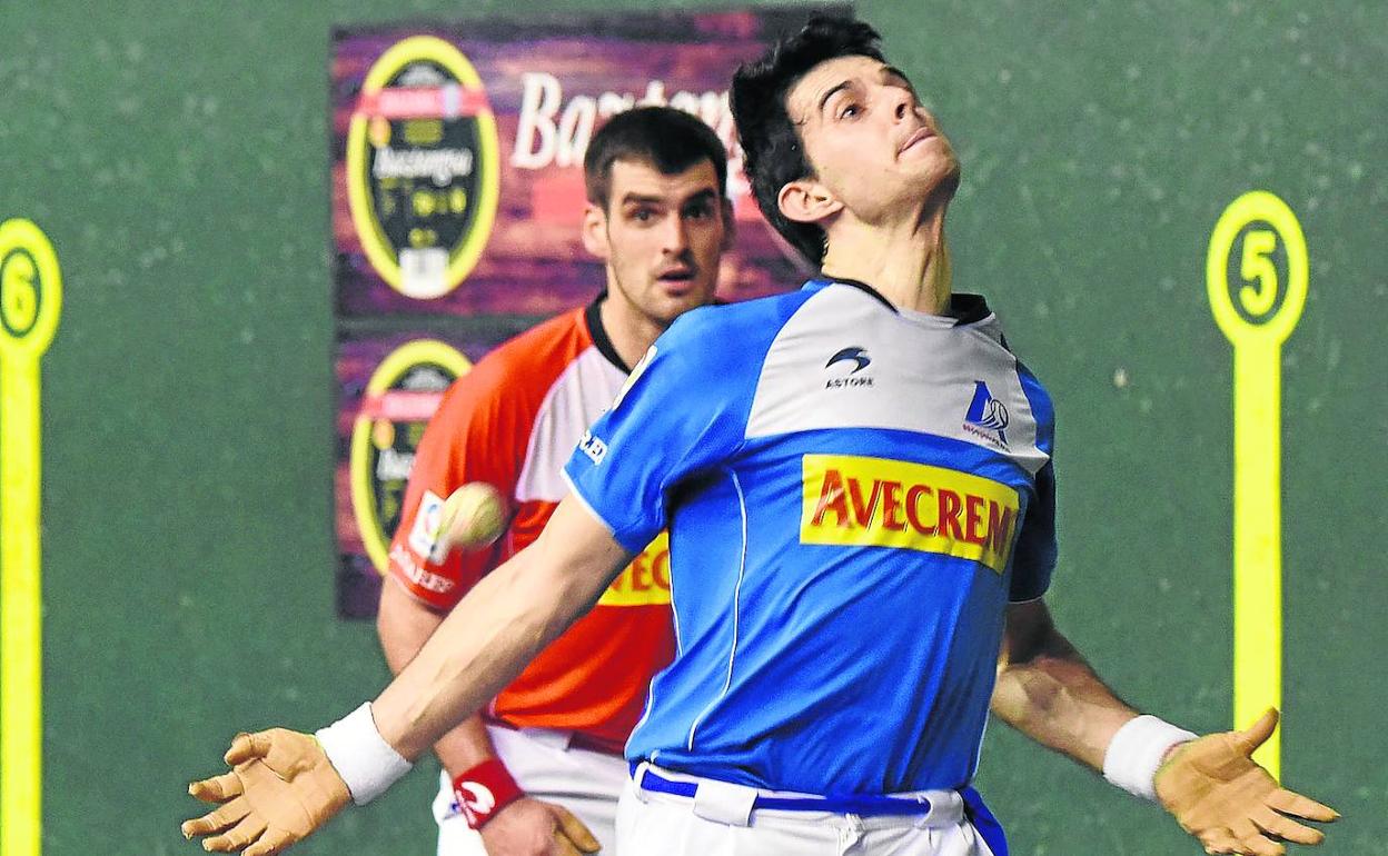 Altuna III suelta la derecha para conectar un sotamano ante la mirada de Ezkurdia. 