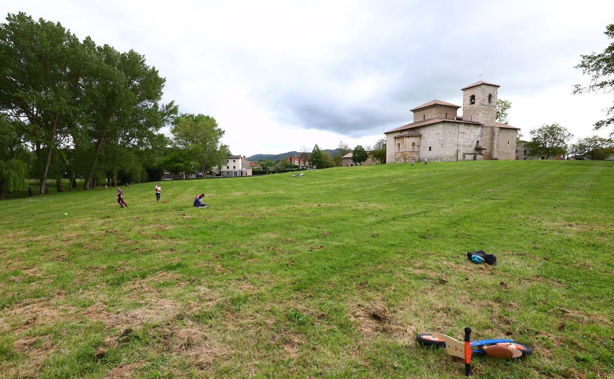 Vista de la campas de Armentia con la basílica al fondo.