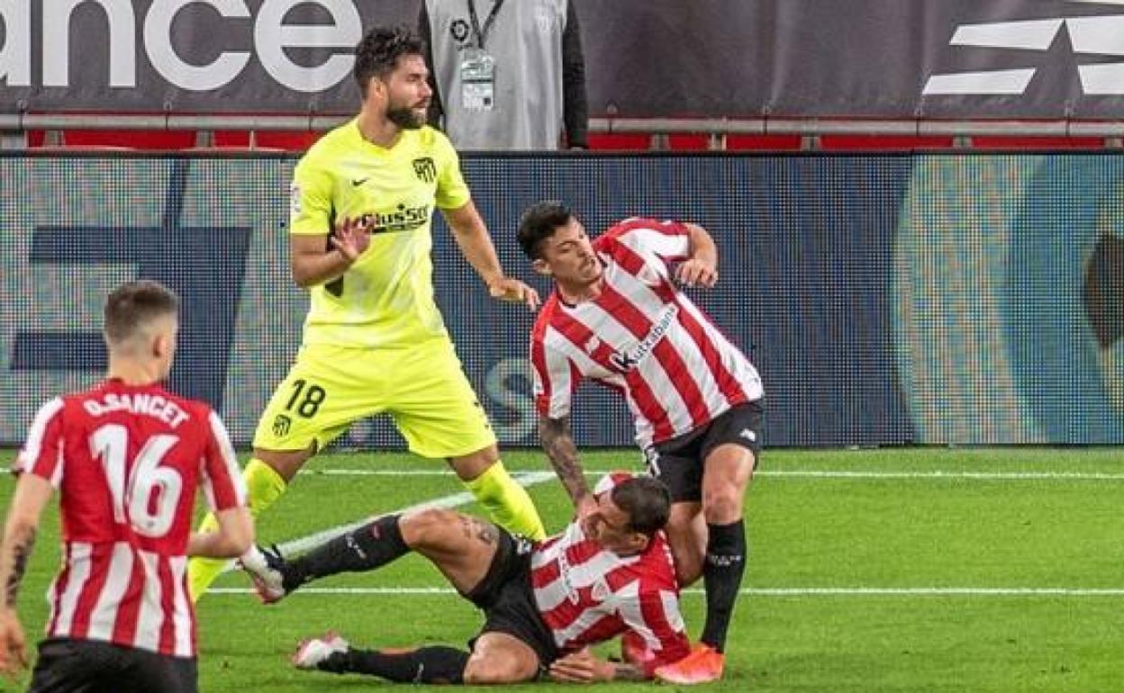 Momento en el que Dani García cae encima de la rodilla de Ander Capa.
