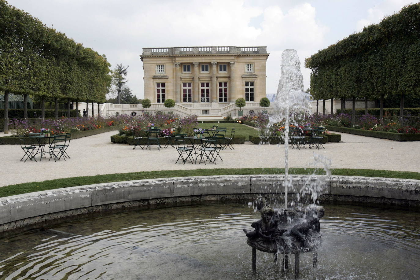 El conjunto del palacio y parque de Versalles, incluyendo el Gran Trianón y el Pequeño Trianón, fue declarado Patrimonio de la Humanidad por la Unesco en 1979.​