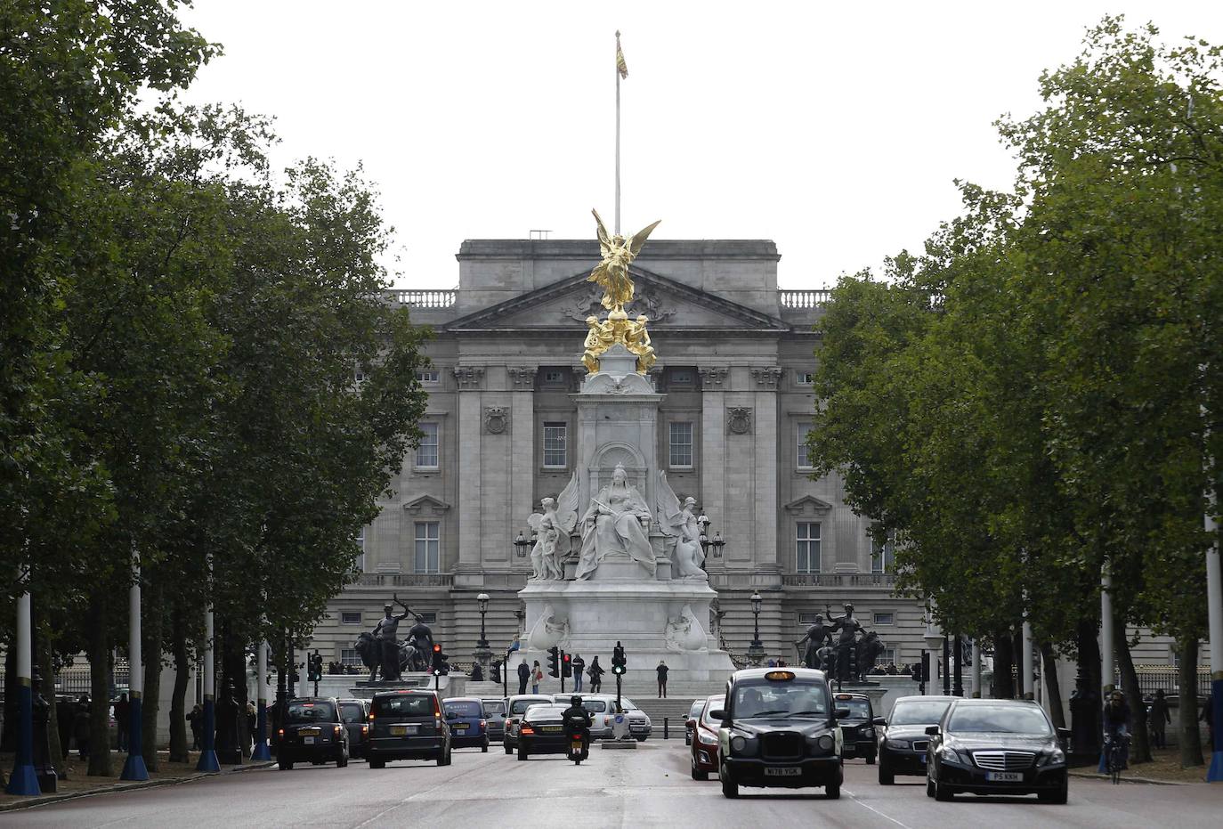 Entre agosto y septiembre, cuando la reina se encuentra de vacaciones en Escocia, se abren al público las 19 salas de recepciones. Los establos reales, donde se guarda el coche de caballos de oro de Isabel II, es uno de los más peculiares del mundo.