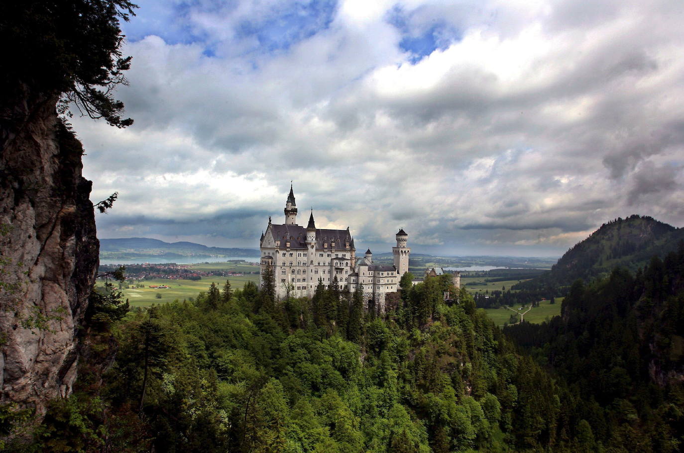 CASTILLO DE NEUSCHWANSTEIN (ALEMANIA) | Construido en Baviera por el rey Luis II, el castillo 'Nuevo Cisne de Piedra' (así es su traducción en español) se abrió al público en 1886, tras su muerte. Es uno de los castillos más visitados de Europa.