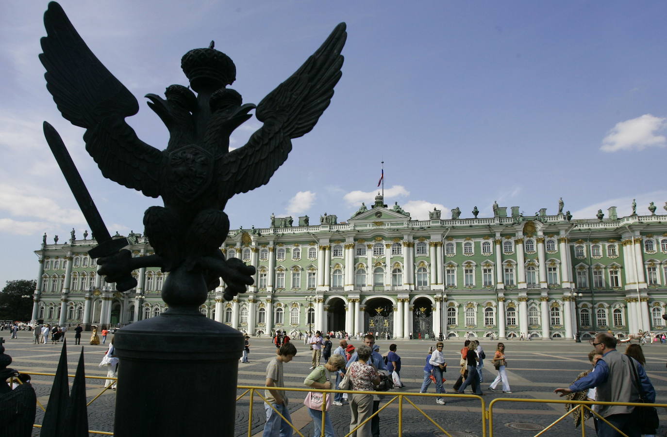 El edificio cuenta con 332 galerías que albergan tres millones de piezas, desde momias egipcias hasta artículos originales de la dinastía Romanov, que formaba parte de la colección de arte de la emperatriz Catalina la Grande.