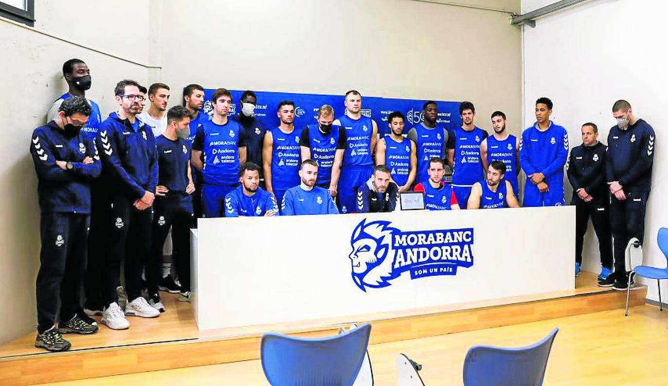 El técnico vitoriano, rodeado por toda la plantilla y cuerpo técnico, fue el portavoz de la protesta andorrana