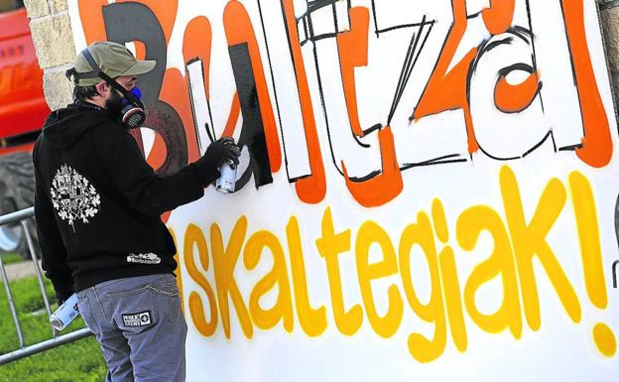 Mural realizado durante la pandemia para animar a los basaurritarras a estudiar euskera. 