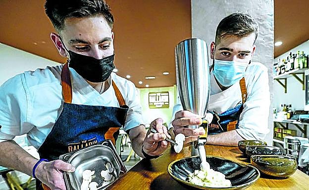Eneko Ochoa de Eribe y Asier Moreira han renovado la cocina del coqueto Ballarín en la Herrería.